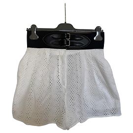 Alaïa weiße Shorts aus Broderie Anglaise mit schwarzem Ledergürtel