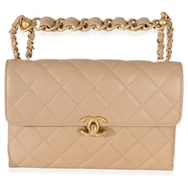 Borsa Small Flap Chanel in pelle d'agnello matelassé Beige con manico superiore e catena