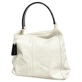 Chanel Schultertasche aus weißem Leder