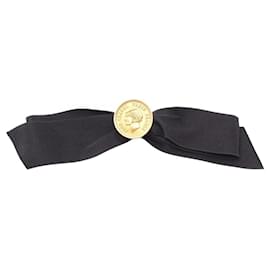 Spilla a medaglione con nastro nero e oro Chanel