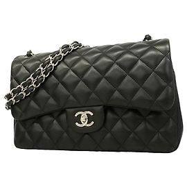 Borsa a tracolla Chanel in pelle d'agnello nera