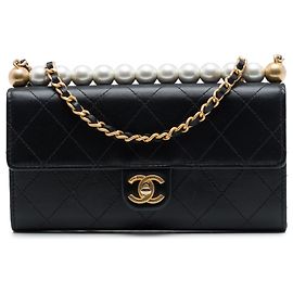 Clutch Chanel Chic Pearls in pelle di capra matelassé nera con catena
