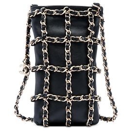 Clutch Chanel Tech Me Out in pelle d'agnello nera con catena