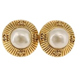 Brincos Chanel Vintage redondos CC de pressão em metal com pérola sintética