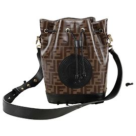 Fendi Montrezo Small Bucket Schulter- und Crossbody-Tasche