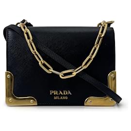 Prada Borsa Camera Crossbody Mini in Saffiano con Catena Nera