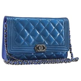CHANEL Matelasse Boy Chanel Schulterbrieftasche mit Kette aus Lackleder CC Auth 197570A