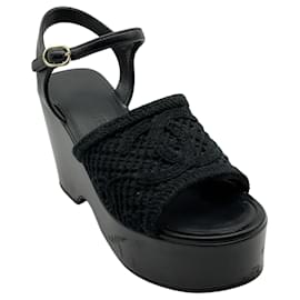 Sandali platform Chanel 2025 in mesh nero con logo CC