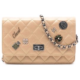 Bolso bandolera Chanel Reissue 2.55 Lucky Charms Wallet On Chain de piel de ternera acolchada beige