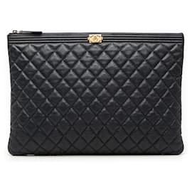 Clutch Chanel Boy O Case Large in pelle caviar matelassé blu