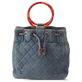 Borsa bucket Chanel CC in denim trapuntato blu con manico in resina