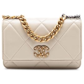 Borsa Chanel 19 Wallet on Chain in pelle d'agnello matelassé beige