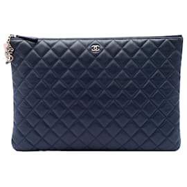 Chanel Casino Charms O Case Large Clutch aus blauem gestepptem Lammleder