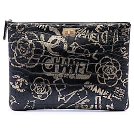 Clutch Chanel 2.55 Reissue de piel de becerro con relieve de cocodrilo negro y graffiti de cocodrilo