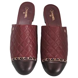 Mules matelassé Chanel in pelle bordeaux e nera con catena dorata