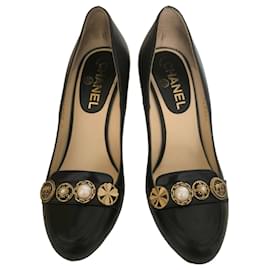 Scarpe con tacco Chanel in pelle nera con decorazioni dorate e perle