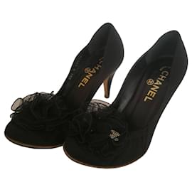 Scarpe con tacco Chanel nere con dettaglio a volant