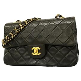 Borsa a tracolla Chanel Matelassé in pelle d'agnello nera