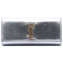 Clutch Saint Laurent in pelle di vitello metallizzata liscia argento con monogramma Cassandre