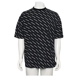 Balenciaga Baumwoll-T-Shirt mit Allover-Logo und kurzen Ärmeln Schwarz