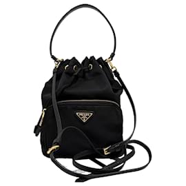 Prada Borsa bucket in nylon con logo triangolare Nero