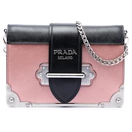 Prada Cahier Crossbody aus metallischem Kalbsleder mit Saffiano-Besatz in Schwarz