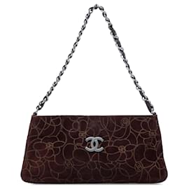 Borsa a spalla Pochette Chanel in camoscio goffrato marrone con Camelia e catena