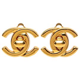Orecchini a clip Chanel CC placcati oro con chiusura girevole