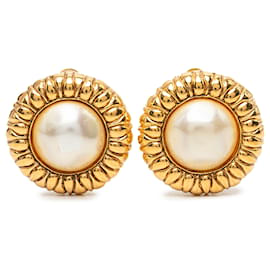 Orecchini a clip Chanel CC placcati oro con perle finte bianche