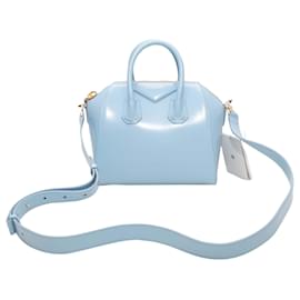 Givenchy Convertible Tasche aus Lackleder in Hellblau