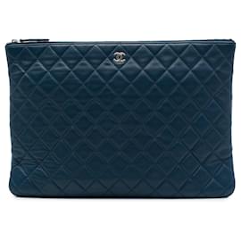 Clutch Chanel Large Quilted Lambskin O Case Blu
