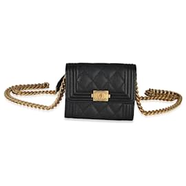 Portacarte Chanel Boy con catena in pelle caviar matelassé nera
