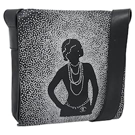 Bolsa de ombro CHANEL em pele de cordeiro preta com CC prateado