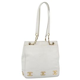 CHANEL Schultertasche mit Kette aus Kalbsleder Weiß Gold CC