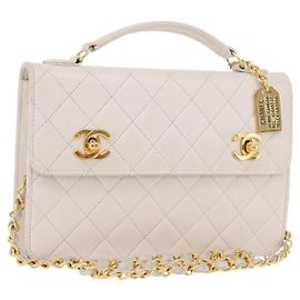 CHANEL Double Turn Lock Matelasse Kettentasche aus Lammleder weiß CC