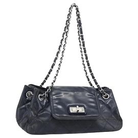 CHANEL Bolsa de mão Matelassé com corrente em couro envernizado Navy Silver CC