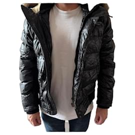 Moncler Chaqueta puffer brillante negra con capucha de piel