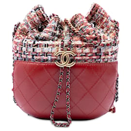 Borsa a secchiello Gabrielle Chanel Small in pelle di vitello matelassé e tweed rossa