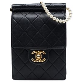 Borsa a tracolla Chanel Vertical Chic Pearls in pelle d'agnello matelassé nera