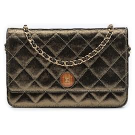 Borsa a tracolla Wallet On Chain Chanel in pelle d'agnello iridescente matelassé Gold con bottone Tartan