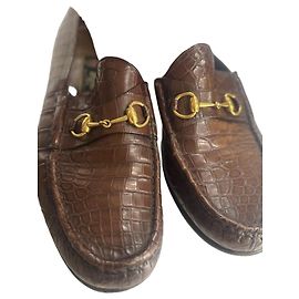 Mocassini Gucci in pelle marrone effetto coccodrillo con morsetto oro