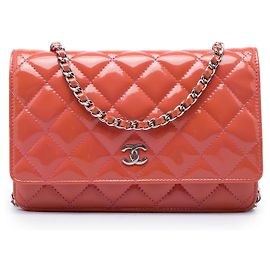 Portafoglio Chanel Pink CC Quilted Patent Wallet on Chain