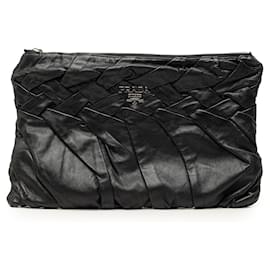 Clutch Prada in pelle di vitello nera plissettata a diamante