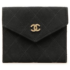 Monedero de solapa Chanel en satén negro CC