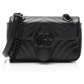 Borsa a patta piccola GG Marmont monocromatica in pelle matelassé Gucci