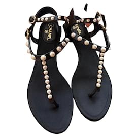 Chanel Sandali T-strap in pelle nera e perle