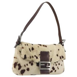 Borsa a tracolla FENDI Mamma Baguette in pelliccia Ivory Silver Auth 197511SAM