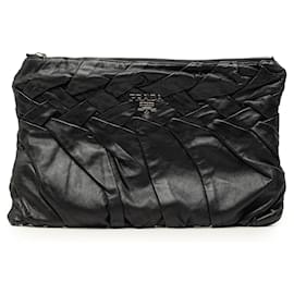 Clutch Prada in pelle di vitello plissettata a diamante nera