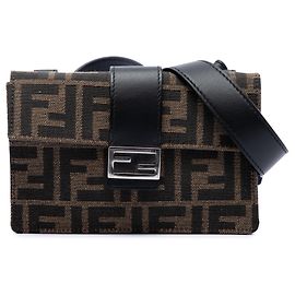 Bolsa crossbody convertible Baguette em lona Fendi Zucca preta