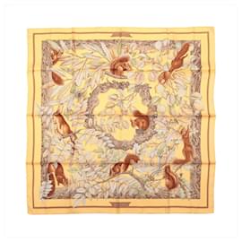Hermès Carré 90 "CASSE NOISETTE" Foulard di seta in Giallo